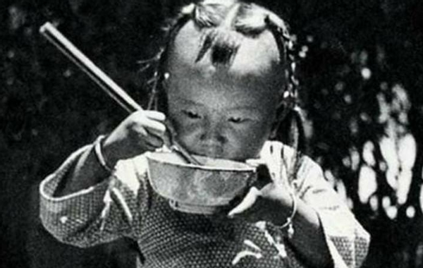 湖北一农妇去世，孙女收拾遗物时发现半本日记，才知奶奶大有来头