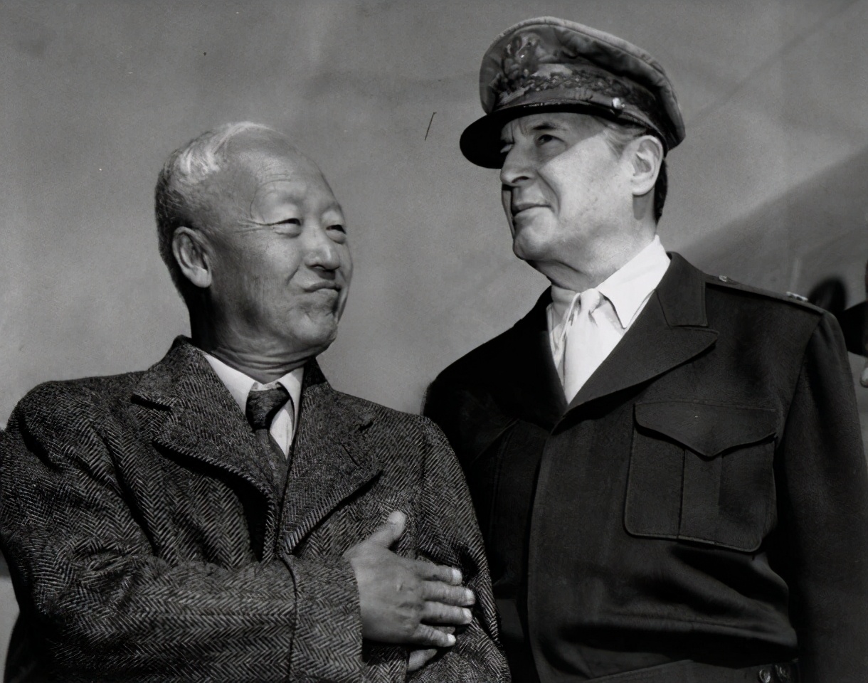 韩国开国总统李承晚,为什么会一步步从"国父"变成"独夫"