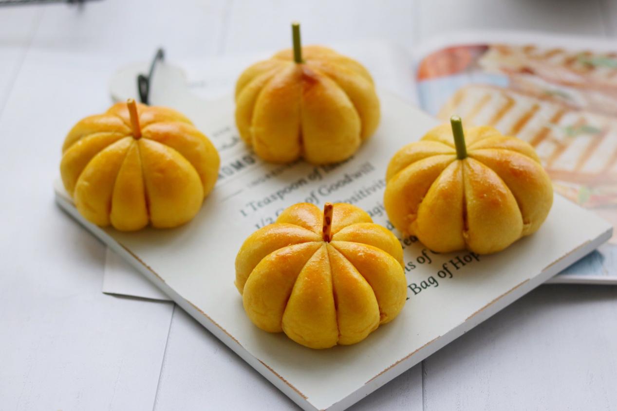 南瓜大量上市了，做个美味的南瓜面包，香甜可口，比买的好吃