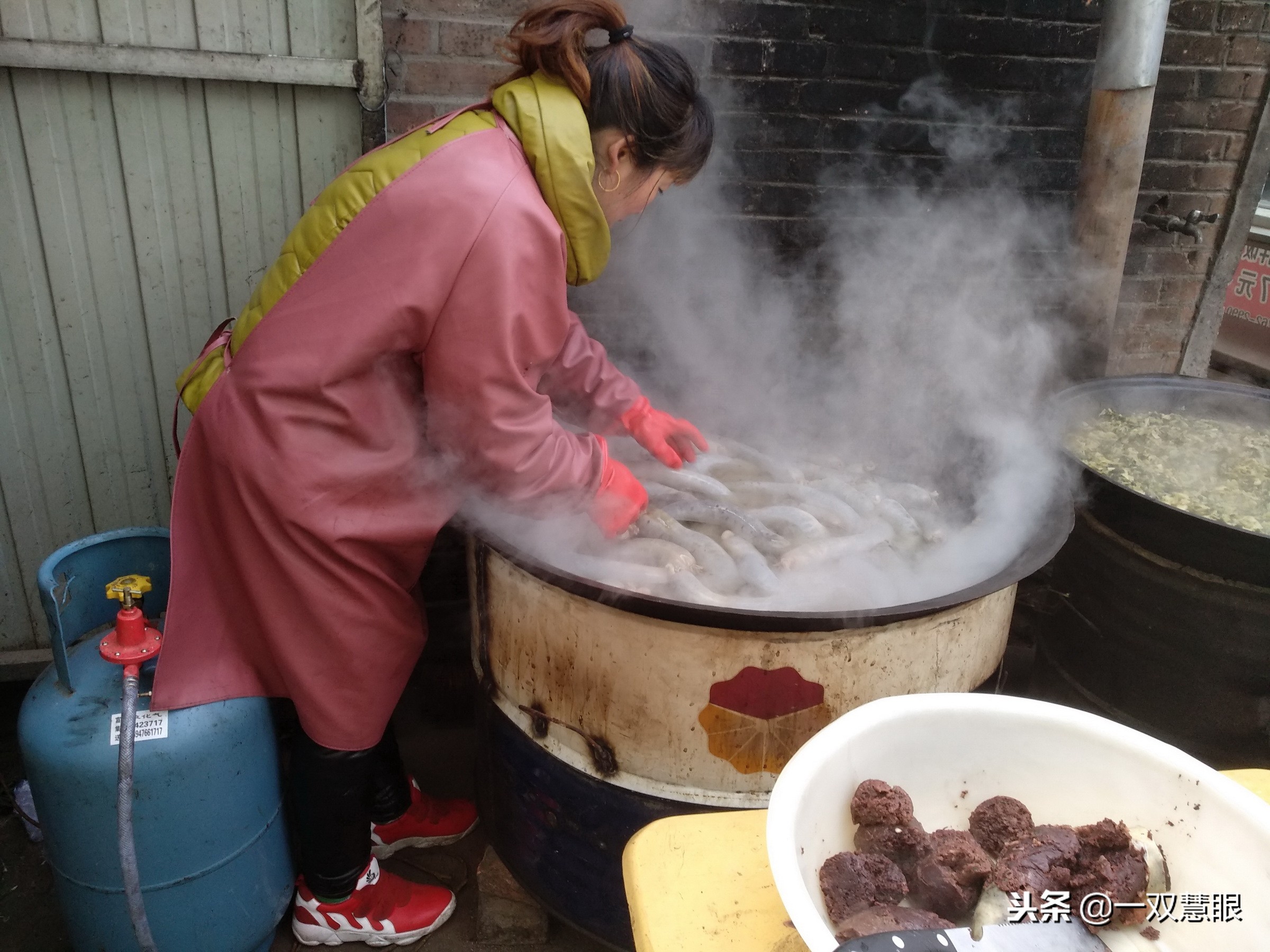 猪血肠杀猪菜那是北方人的最爱，杀猪菜猪血肠的制作过程很复杂的