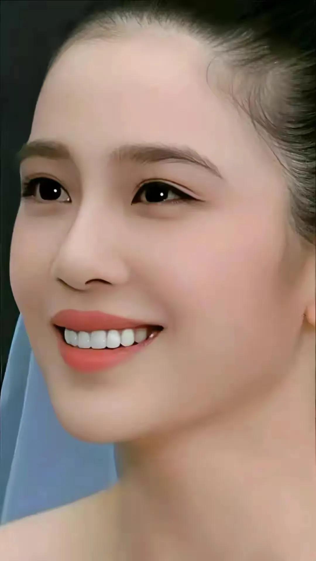 笑露八齿,面容姣好,圆润有致的鼻型,明亮动人的杏眸,弯弯的柳叶眉