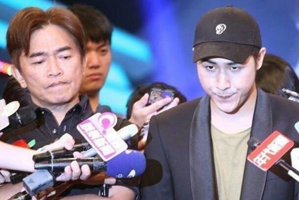 同样面对儿子犯错，他将儿子踹5米远，而他直接让儿子退出娱乐圈