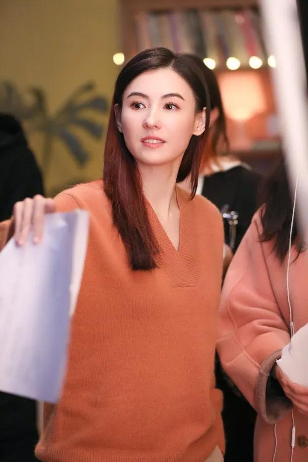 張柏芝拍廣告道具相框搶鏡，Lucas和小Q向媽媽獻吻超有愛