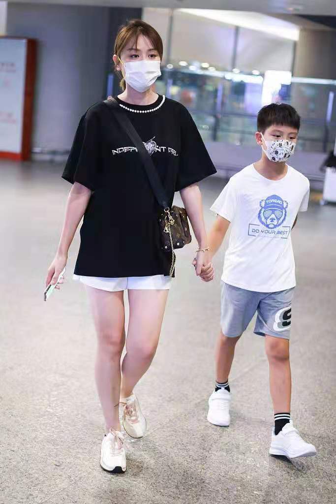 田亮一家四口现身机场，13岁森碟高挑显眼，弟弟身高已到妈妈肩膀
