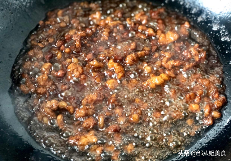 在家蒸包子,可以试试酱肉包,酱香味浓,比鲜肉包都好吃,快来学