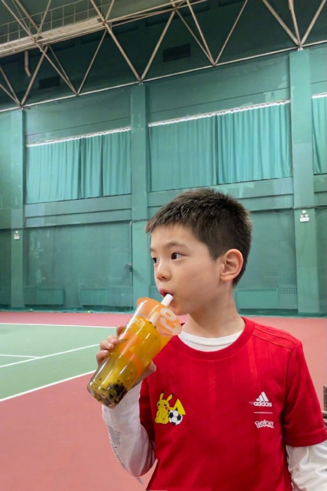 杜江久違曬兒子近照，7歲嗯哼撞臉“現男友”，被爸爸稱小李現