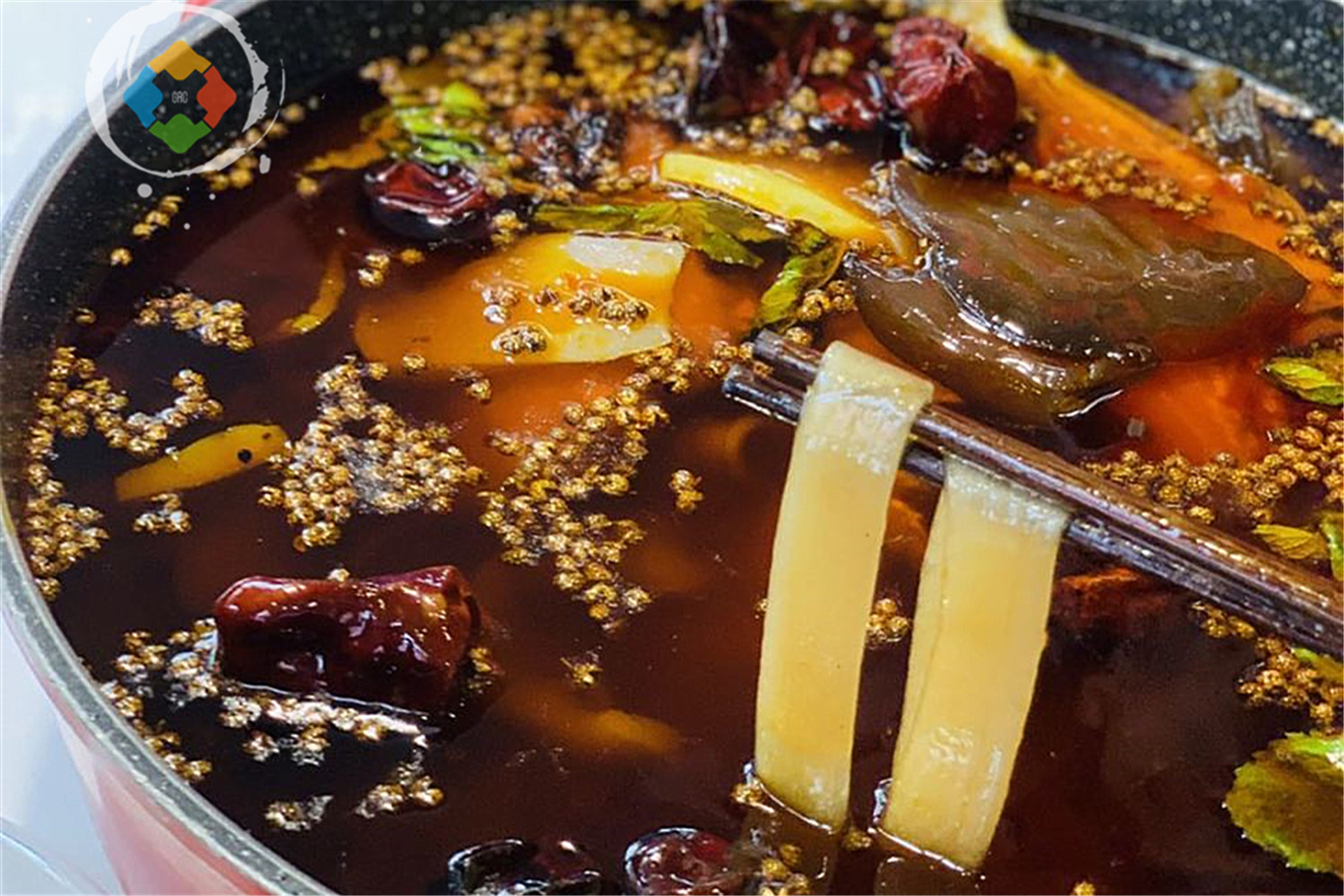 重庆噱头十足的耗儿鱼火锅，在美国打广告，特色蘸料有5种食材