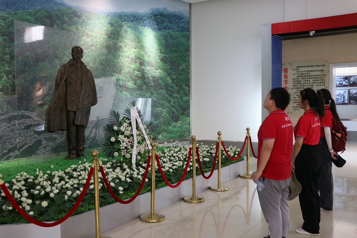 参观耀邦陵园，传承红色精神