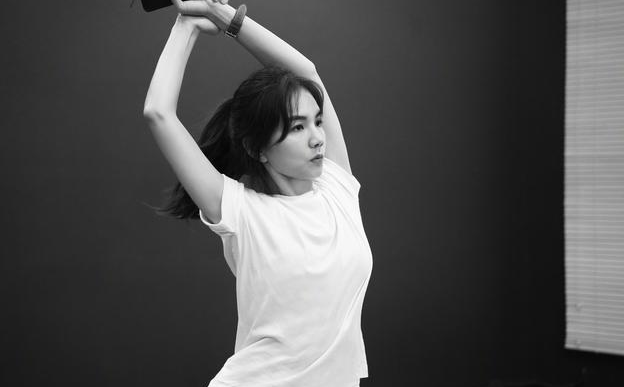 Ella切除5cm脂肪瘤術後報平安，老公賴斯翔透露手術過程