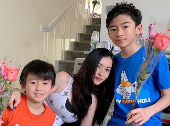 張柏芝帶著兒子們聚餐，大兒子緊握柏芝的手，二兒子與她溫馨互動