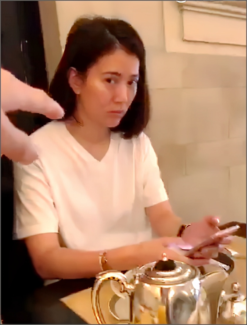 袁咏仪让儿子陪逛街，魔童身高赶上妈妈还模仿张智霖全程伺候靓靓