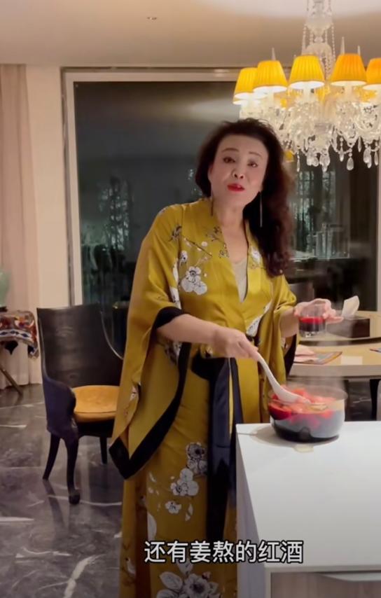 大S婆婆穿高跟鞋炒菜被指摆拍，面部不受控直抖，身上衣服才百元