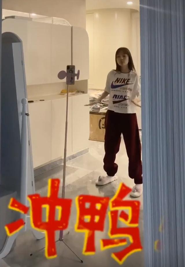 助理晒李小璐母女互动日常！网友却表示心疼，她大方回应：太能忍
