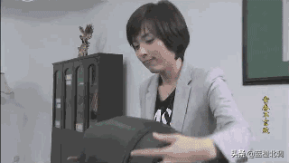 “妇女杀手”靳东的苦甜情史，和他背后的2个离