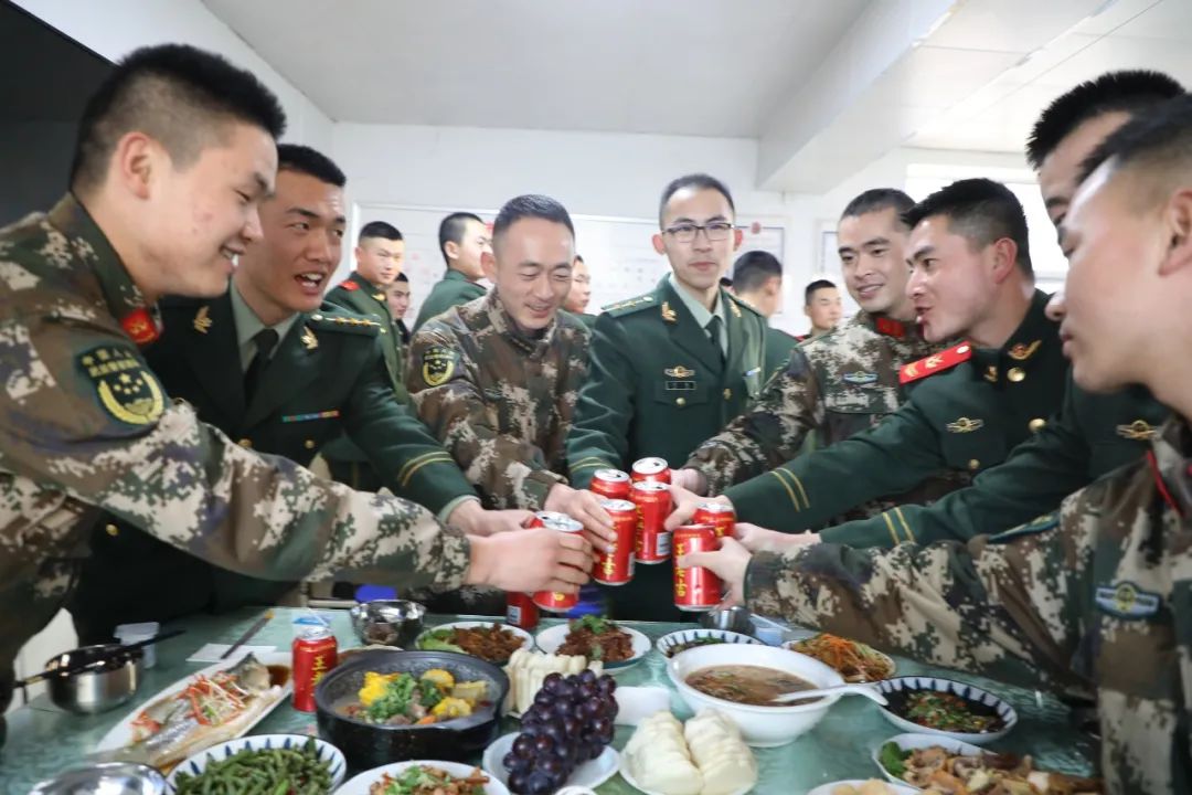 兵哥哥的“年夜饭”，看看哪个单位的伙食你最喜欢？