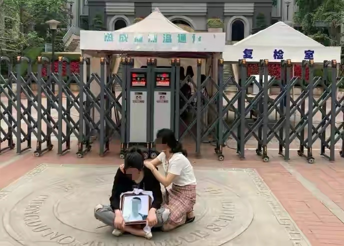 成都17岁中学生校内坠亡，教育局通报，家属：不认同，要看完整监控