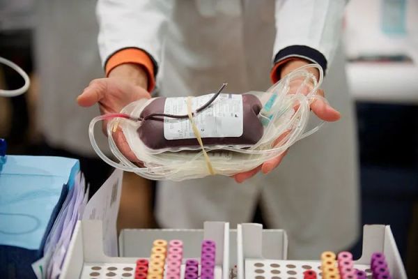 献血车无人问津，为何无偿献血的人越来越少了