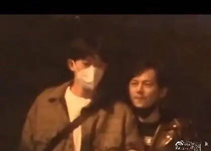 网友破案：跟何炅牵手的神秘男子，疑似比他小22岁的男星费启鸣