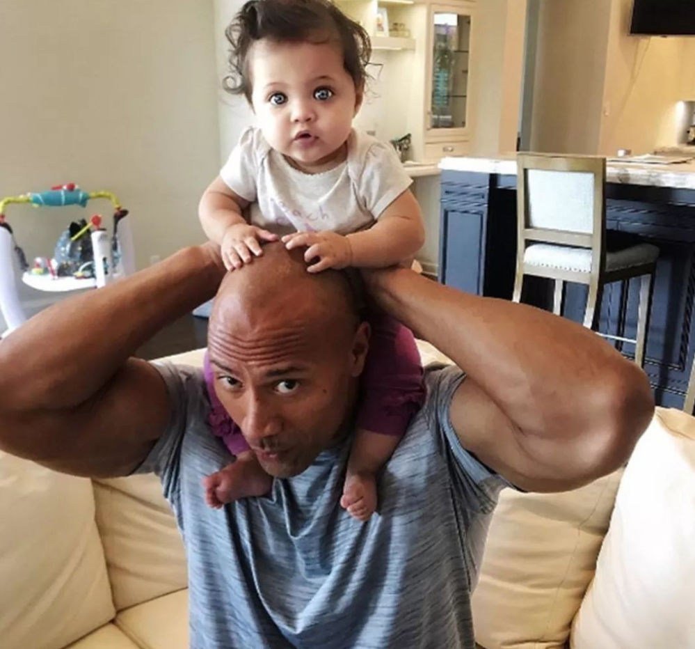 郑恺夫妇合体为女儿庆百天，给娃拍照画面温馨