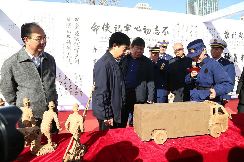 甘肃平凉：消防救援犬首次亮相 居民群众集体学消防