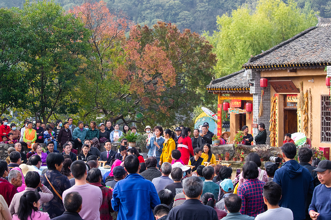 中國(guó)鄉(xiāng)村旅游新殺出一匹“黑馬”，人們都往這跑，深秋旅游真火爆