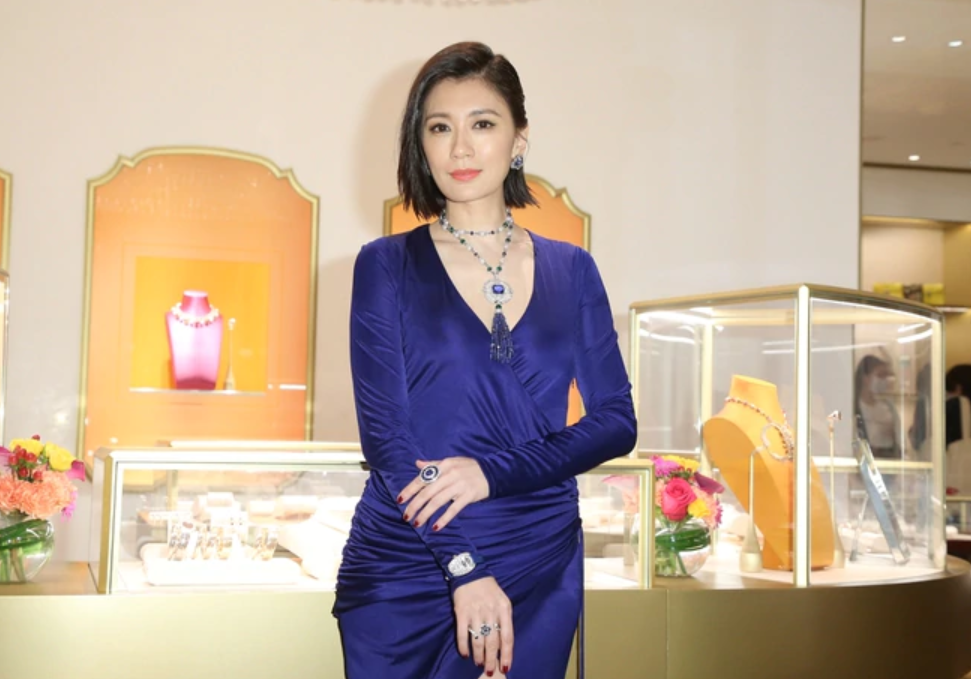 修杰楷接女儿放学，贵族学校每年72万，贾静雯戴过亿珠宝拼事业