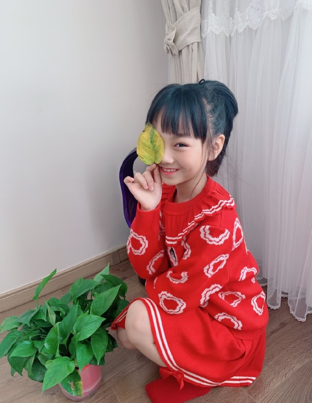 小山竹近照，放假了好心情擋不住，開心賣萌又美又可愛