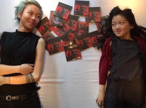 李嫣海边摆摊，三次手术痕迹明显，大方自信的她依旧很美