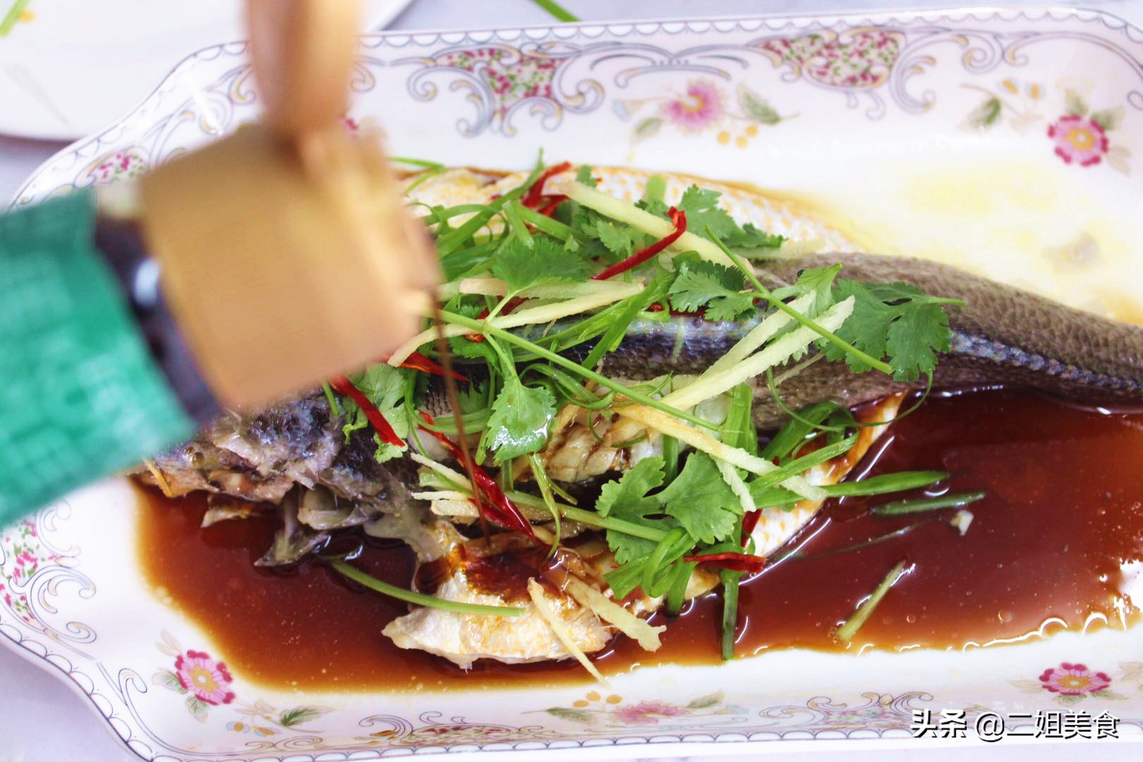 做清蒸魚時，牢記別放鹽和料酒，教您3個技巧，魚肉不腥也不柴
