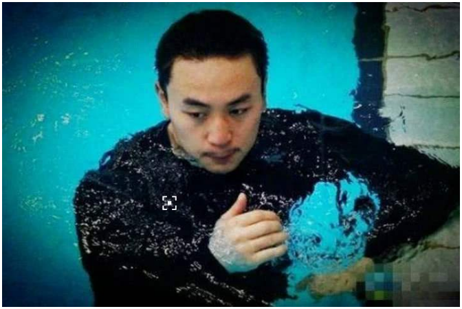 释小龙：童星出身，却被何洁抛弃，被亲爹坑惨，助理溺亡无戏可拍