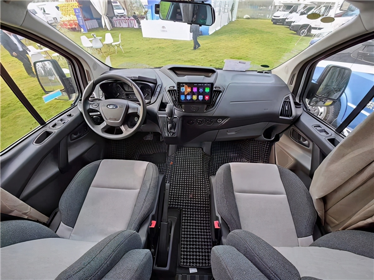 宇通C520福特T型房车，国六汽油排放2.67米无惧限高