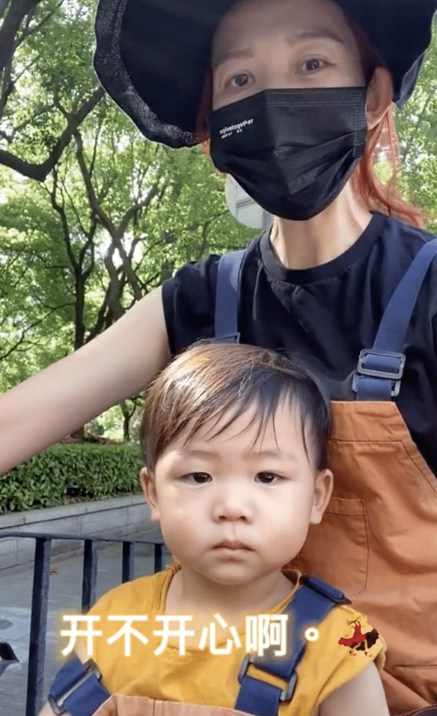 蔡少芬整蛊儿子超开心，故意推挤鱼蛋落地，高冷boy却罕见露笑容