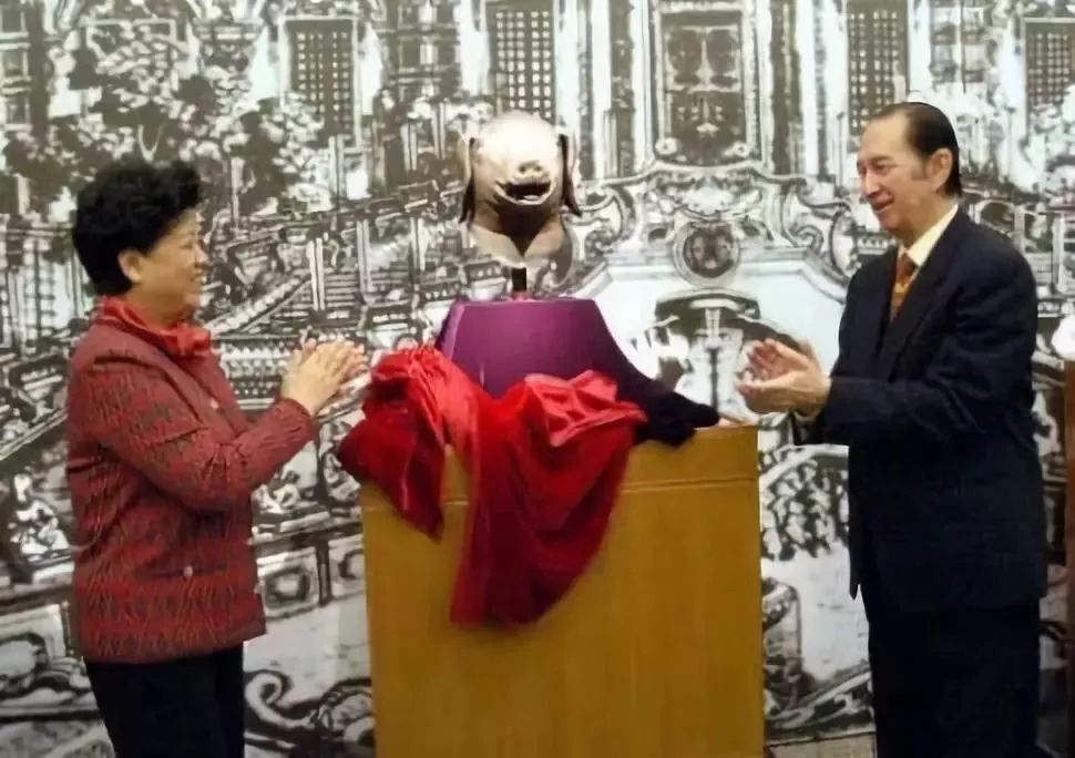 从落魄公子到澳门赌王，何鸿燊：人生哪有那么