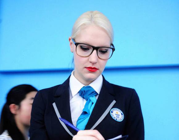 撒贝宁外国妻子晒亲吻照，穿露背紧身裙秀身材