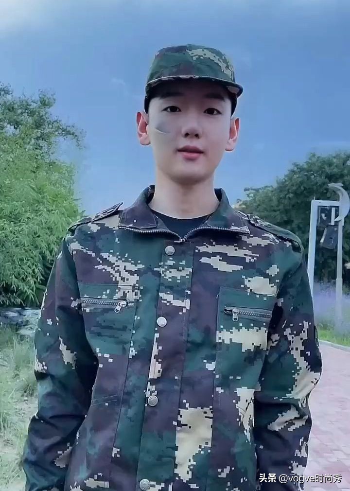“吃个桃桃”风小逸剪寸头，换上军训服，终于像个正常男生了