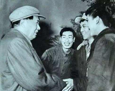 1958年，那个被毛主席亲切接见的“红孩子”，后来怎么样了