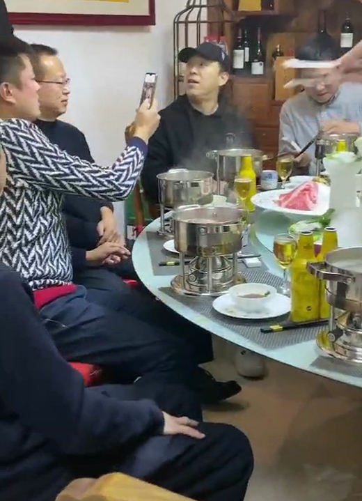 黄渤回老家与友聚餐，喝十几瓶啤酒狂飙青岛话