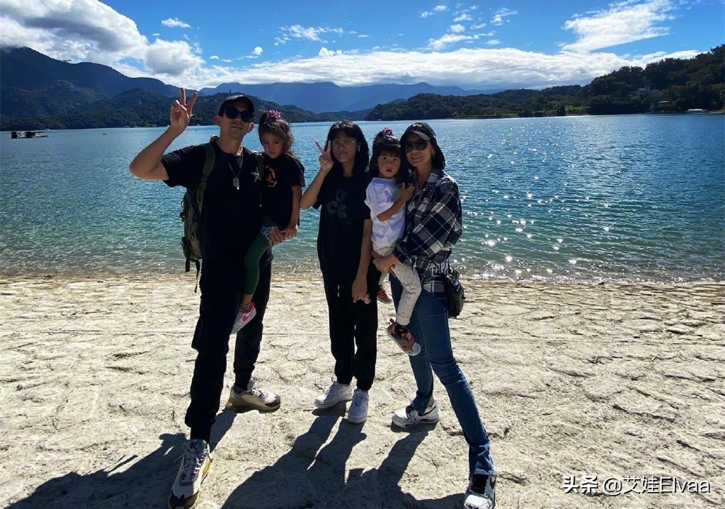 賈靜雯一家五口遊玩，她紮馬尾扮少女，16歲梧桐妹穿泳衣真放得開