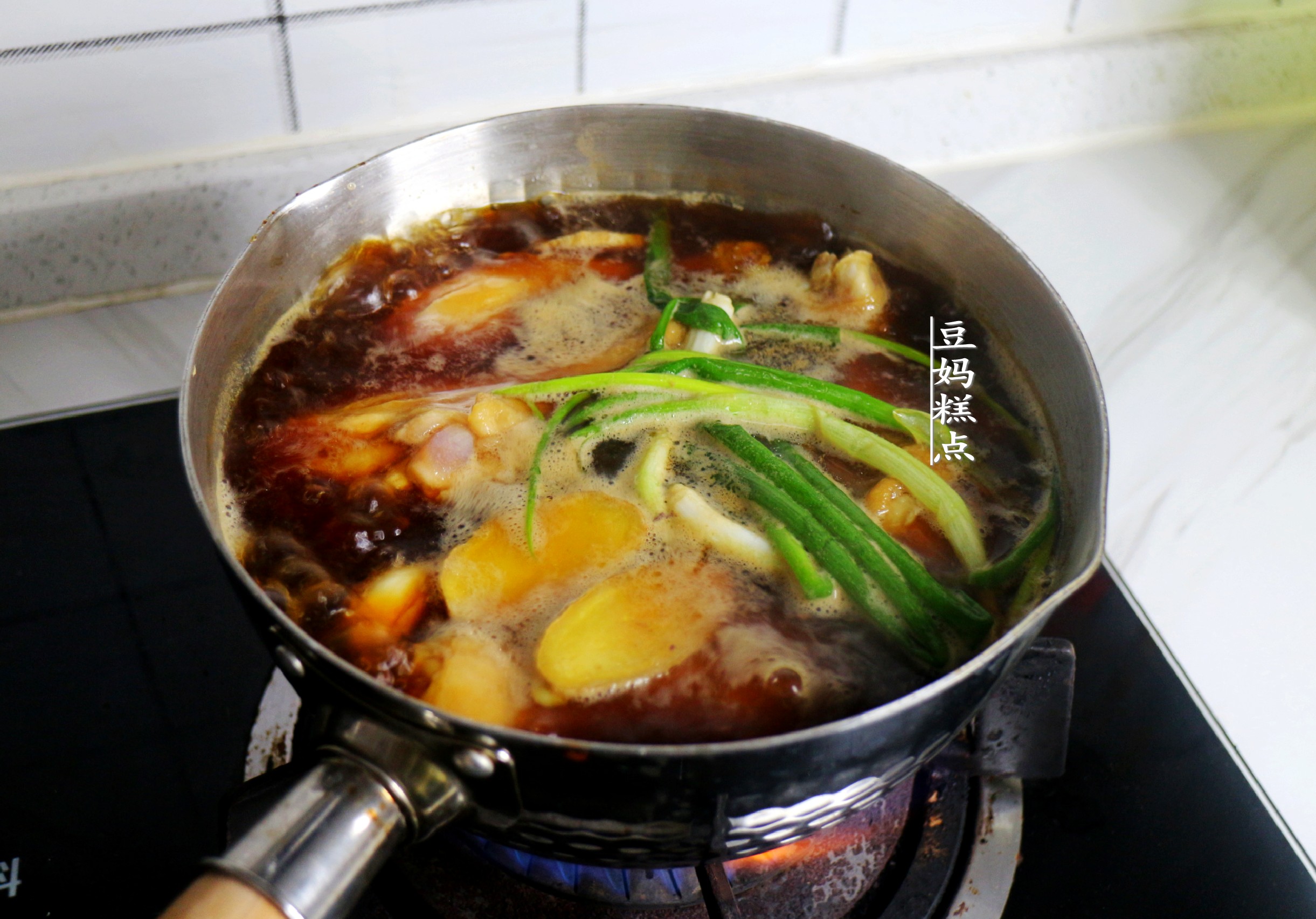 一个超简单的鸡腿吃法，煮10分钟，盖盖一焖，又嫩又入味