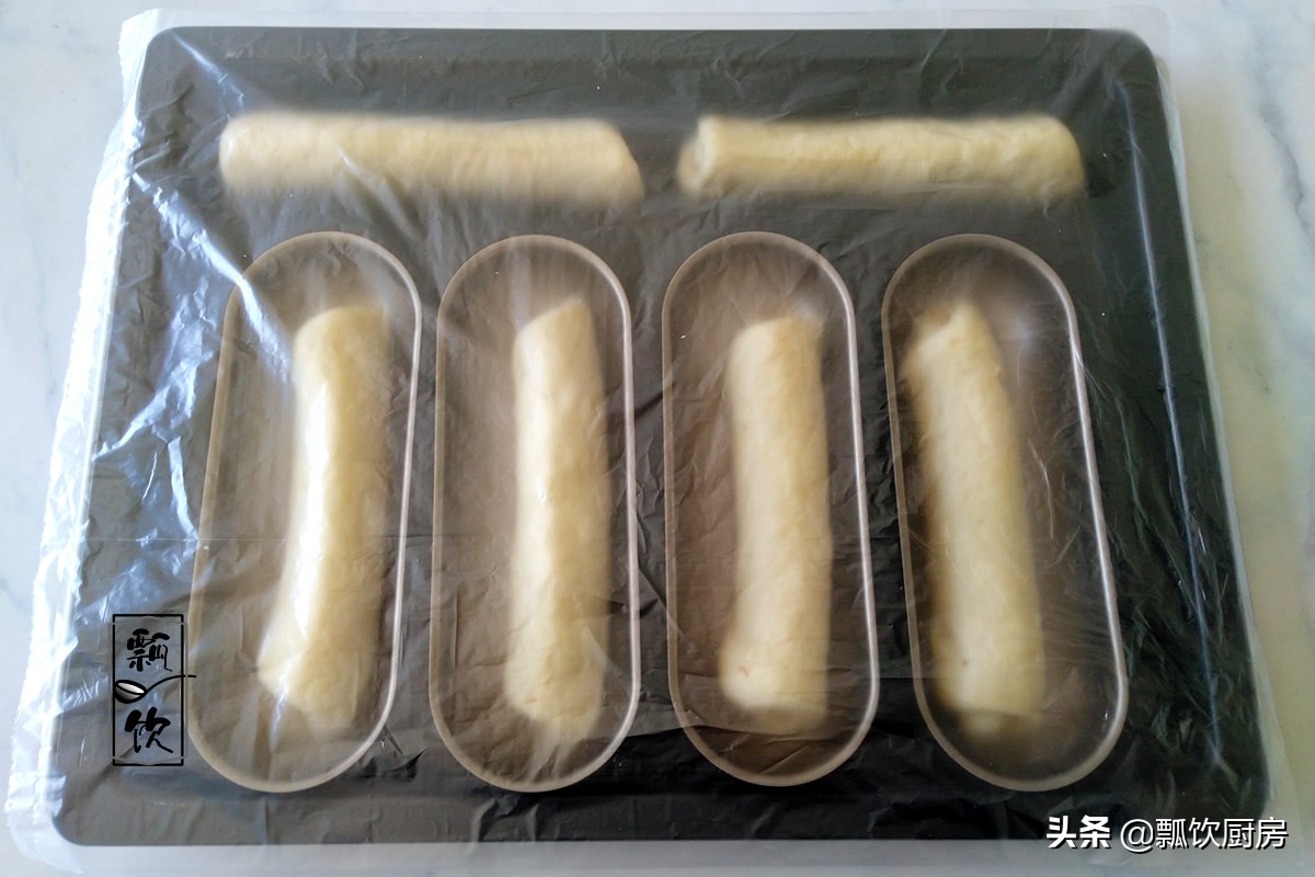 美味面包也能做之有易，简单一卷，撒上料，咸甜有度，早餐的挚爱