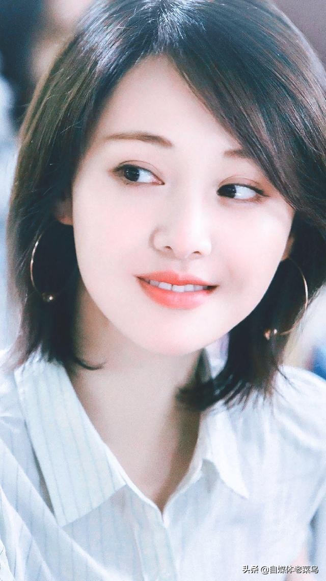 郑爽的海报曝光，“泡面头”造型好减龄，看起