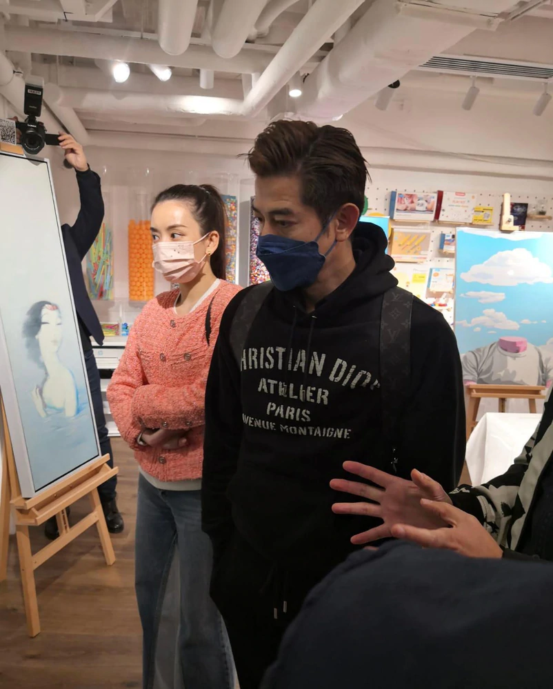 郭富城方媛夫婦逛畫展，十指緊扣秀恩愛，兩小時花7位數買7幅畫