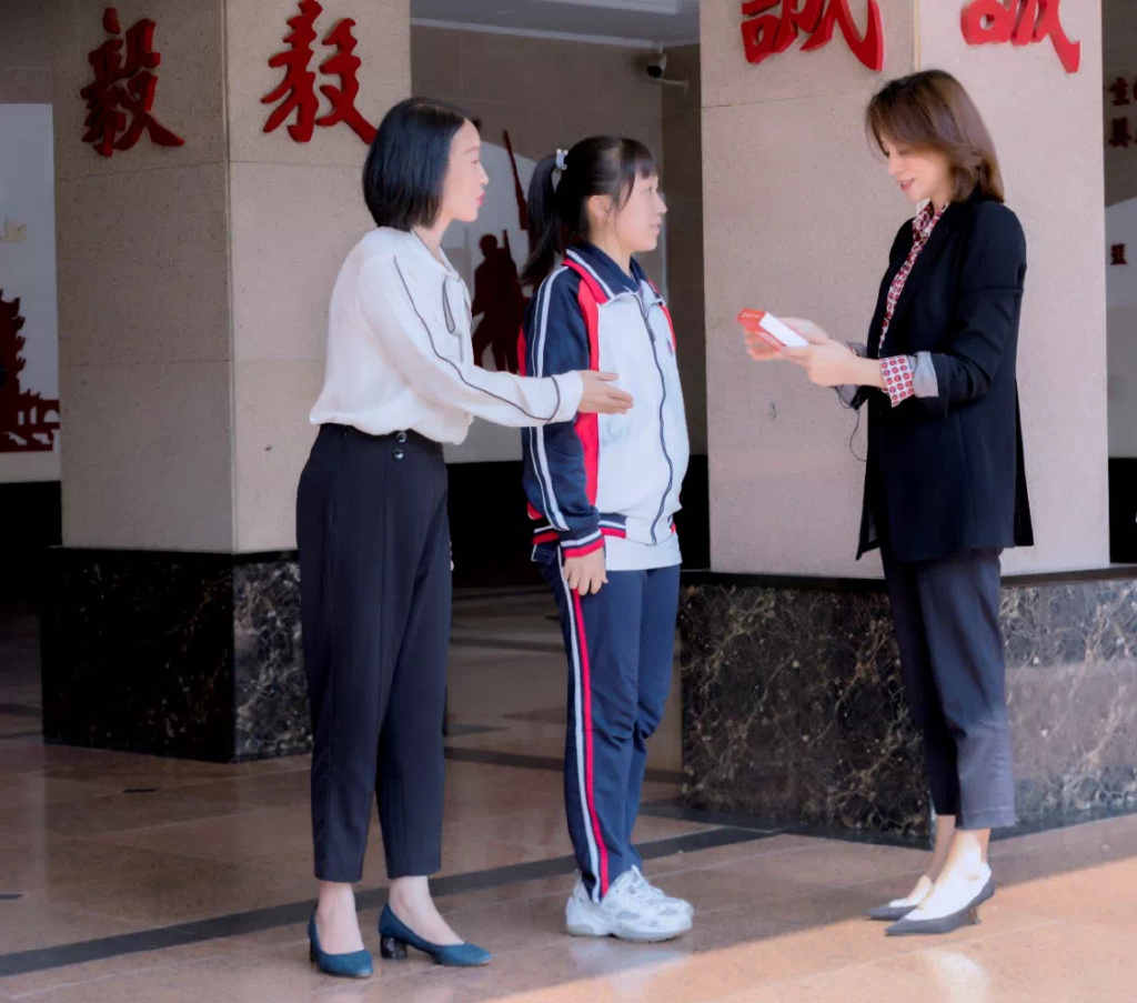 47岁董卿扎丸子头现身，穿拼接衬衣优雅文艺，生图曝光真实身材