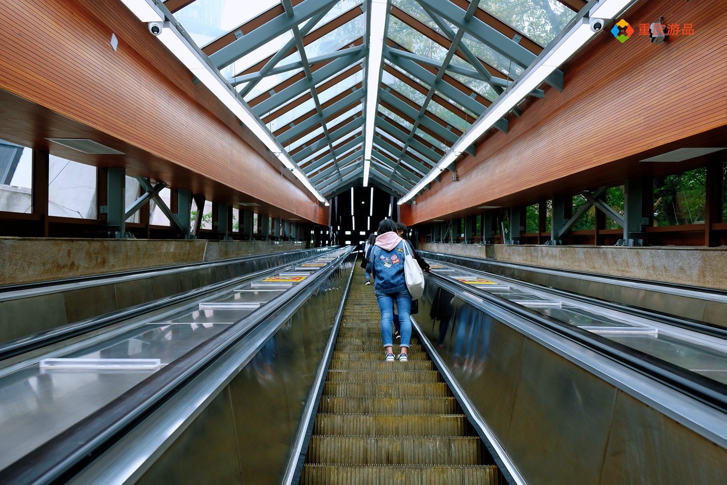 魅力渝中：重庆主城最高人行坡道，旁边就是电梯，却还是非常热闹