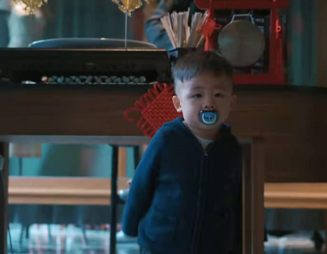 帶娃太辛苦！ 蔡少芬抱著熟睡的兒子逛街，雙眼佈滿紅血絲疲態盡顯