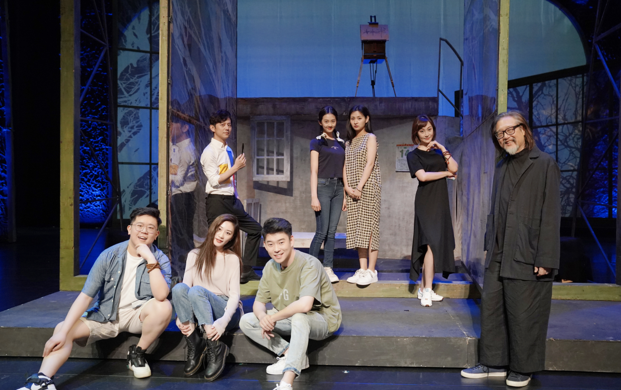 多多与话剧演员们合影，身高直逼何炅气质出众，高清舞台照再曝光