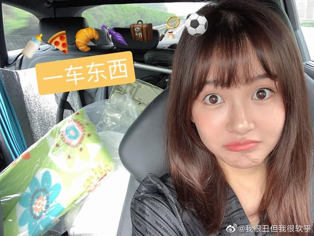 张子萱带俩女儿踏青，肉感妹妹腿胖乎乎可爱，安安草地抓虫开心