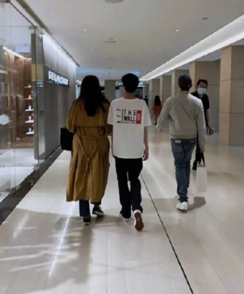 袁詠儀一家三口同框！ 14歲魔童身高矚目，這眉眼超像張智霖