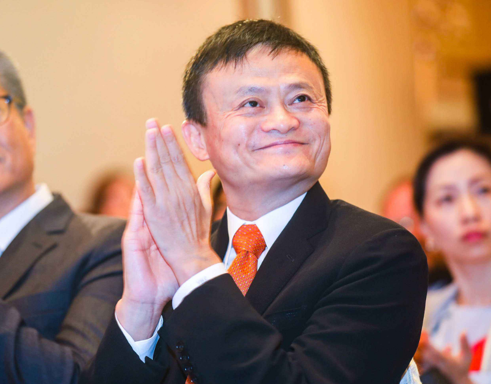 马云背后的女人，曾是阿里前台小妹，如今掌管