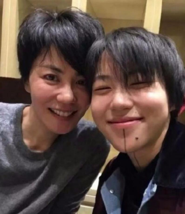 不愧是王菲女儿！24岁窦靖童终于长发飘飘，清纯